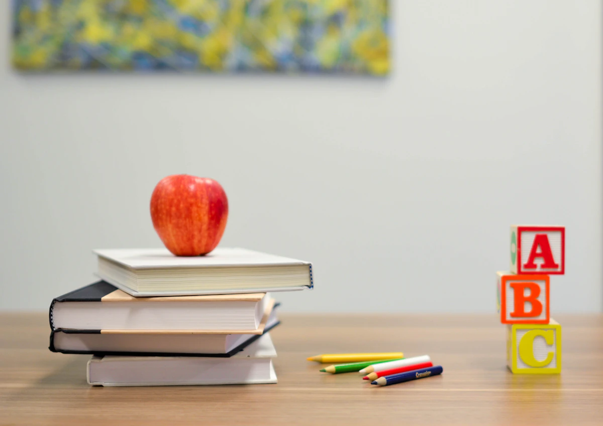 Lernmaterialien zur Vorschulförderung auf einem Tisch