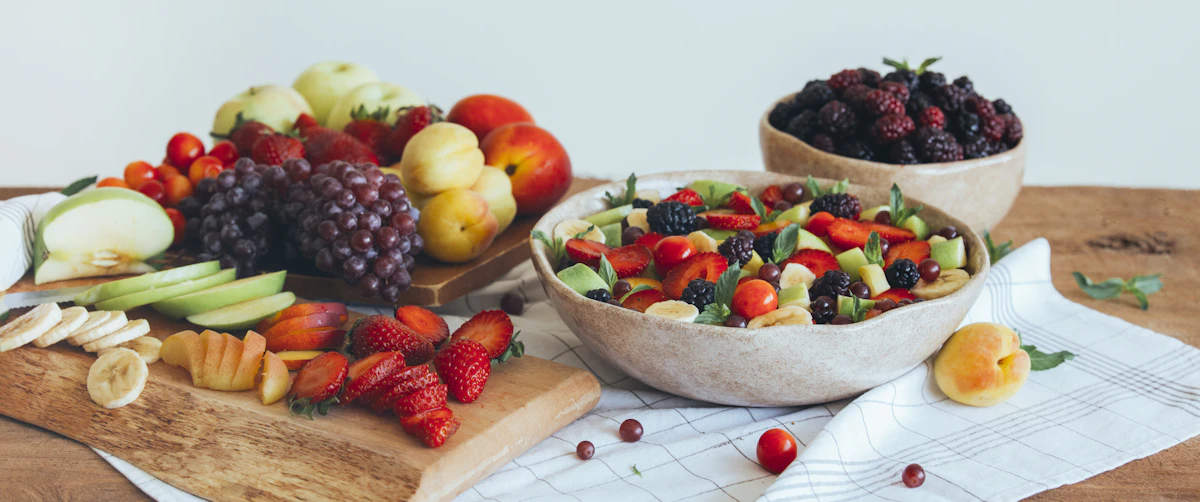 Gesundes Mittagessen mit Gemüse und Obst
